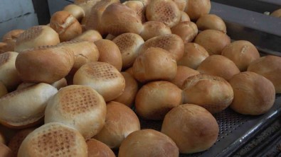 Gümüshane'den 25 Bin Ekmek Depremzedelere Ulastirilmak Üzere Yola Çikti