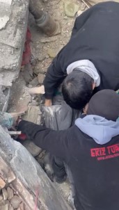 Hatay'da Enkaz Altindaki Çocuk Ve Bir Vatandas 30 Saat Sonra Kurtarildi