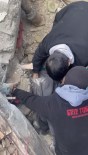 Hatay'da Enkaz Altindaki Çocuk Ve Bir Vatandas 30 Saat Sonra Kurtarildi