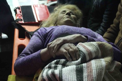 Nermin Teyze 31 Saat Sonra Enkaz Altindan Sag Olarak Çikarildi