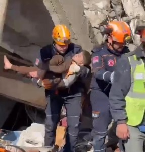 Rize'den Deprem Bölgelerine Giden Ekip 10 Kisiyi Enkazdan Sag Çikardi