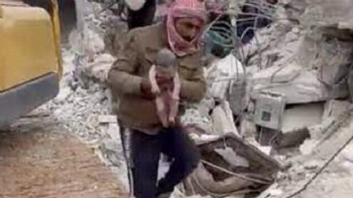 Suriye’de enkaz altında doğum yaptı