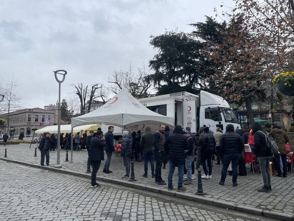 Karadeniz'den deprem bölgesine yardım seferberliği .