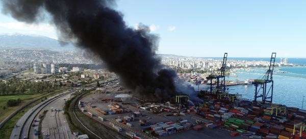 İskenderun Limanı'ndaki yangına ekiplerin havadan ve karadan müdahalesi sürüyor