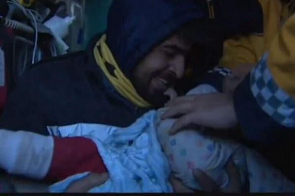 Enkaz altından babasının kollarına: Masal bebek 55 saat sonra kurtarıldı