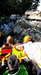 5 Kisilik Aileden 4'Ü 60 Saat Sonra Sag Olarak Kurtarildi