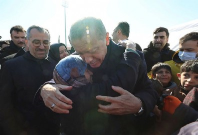 Başkan Erdoğan depremzedelerle görüştü! Kahramanmaraş'ta duygulandıran görüntüler