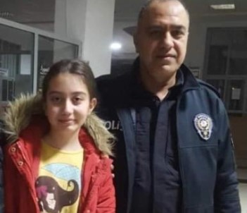 Depremde Oglu Ve Kiziyla Birlikte Can Veren Polis Memuru Mardin'de Topraga Verildi
