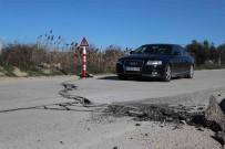 Depremde Yolda Yariklar Olustu