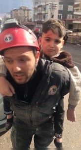 Depremden 50 Saat Sonra Gelen Mutluluk Açiklamasi 1 Çocuk, 2 Kadin Enkazdan Böyle Kurtarildi