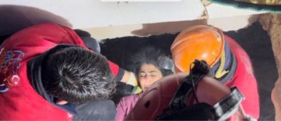 Dursunbey Ekibi, Hatay'da 2 Kisiyi Enkazdan Sag Çikardi