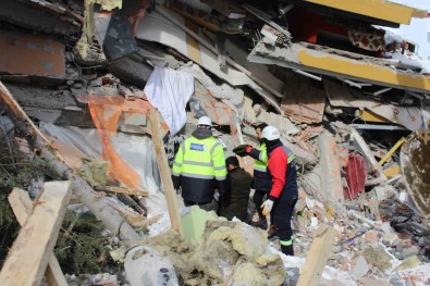 Enkaz Altindan Ses Duydular, Birbirlerine Sarildilar