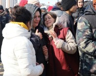 Enkazda Iki Kardes Ve Babalarinin Yasam Umudu Açiklamasi Üç Kez Duvara Vurdular