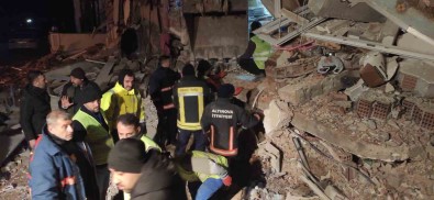 Hatay'da Itfaiyeciler 5 Kisiyi Daha Enkazdan Canli Olarak Kurtardi