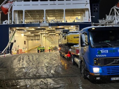 Istanbul Valiligi Deprem Bölgesine Gemi Ile 245 Agir Is Makinesi Gönderildigini Açikladi