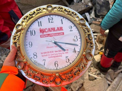 Kahramanmaras'ta Enkazin Altinda Kalan Kadin 60'Inci Saatte Kurtarildi