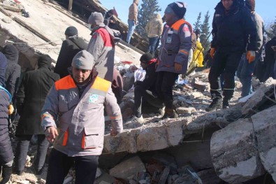 Melikgazi Belediyesi Ekipleri Enkazdan 15 Can Kurtardi