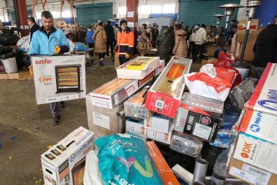 Nilüfer'de Deprem Bölgesine Yardim Için Kostular