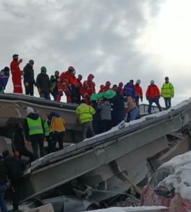Van Büyüksehir Belediyesi Ekipleri 59 Saat Sonra Enkazdan Bir Yarali Daha Kurtardi