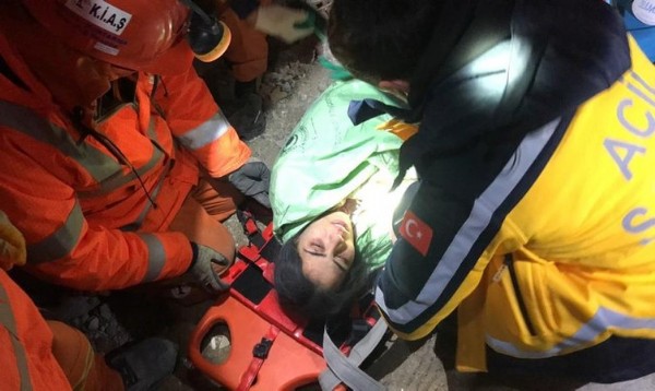 Depremin 80. saatinde mucize! Mert, Zeynep, Ünzile…