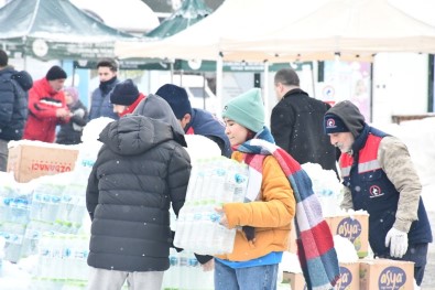 Kar Yagisi Bile Yardimlari Engelleyemedi