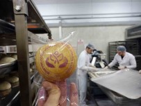 Liseli Ögrenciler Depremzedeler Için Ekmek Yapiyor