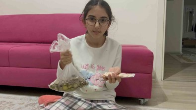 Minik Elif Bir Yildir Kumbarasinda Biriktirdigi Paralari Depremzedelere Bagisladi