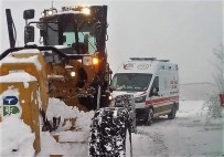 Sindirgi'da Kar Yagisi Ile Mücadele Sürüyor