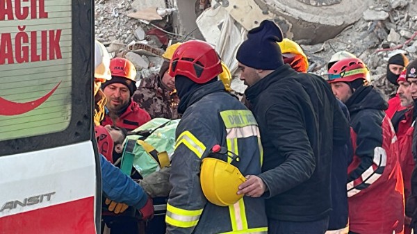 Depremden 76 saat sonra mucize kurtuluş: Üçü de enkazdan peş peşe çıkarıldı