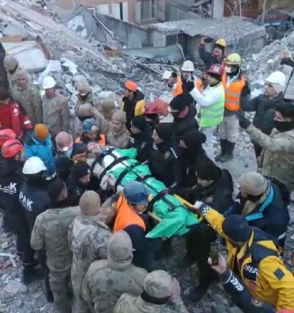 Erciş jandarma 86 saat sonra enkazdan 2 kardeşi sağ çıkardı