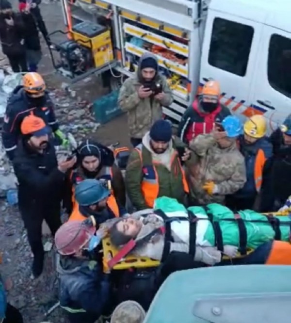 Erciş jandarma 86 saat sonra enkazdan 2 kardeşi sağ çıkardı