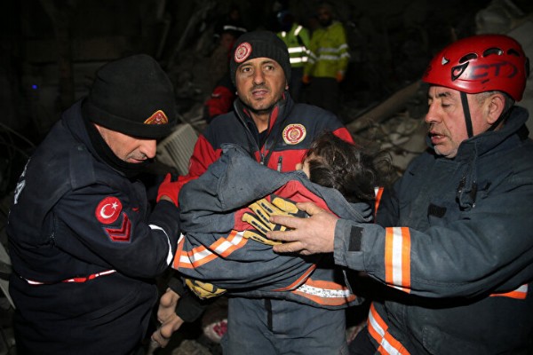 Kahramanmaraş'ta 3 kişilik aile depremden 73 saat sonra enkazdan kurtarıldı