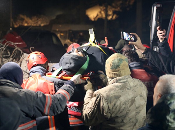 Kahramanmaraş'ta 3 kişilik aile depremden 73 saat sonra enkazdan kurtarıldı