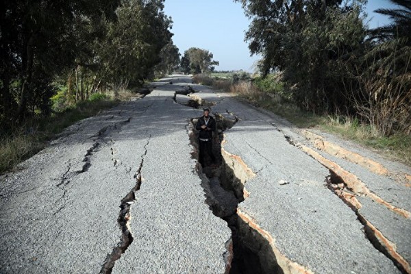 Hatay'da kuş cennetindeki yolun 2 kilometresi depremde yarıldı
