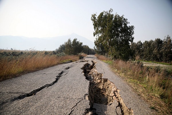 Hatay'da kuş cennetindeki yolun 2 kilometresi depremde yarıldı