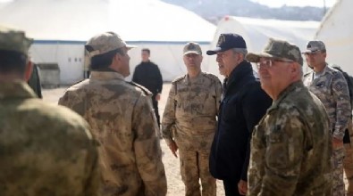 Bakan Akar'dan çadır kentte kurulan Mehmetçik Okulu'na ziyaret