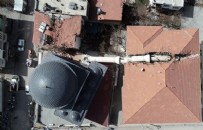  ADIYAMAN - Depremde yıkılan minare 3 katlı apartmanın üzerine tek parça şeklinde devrildi: Bina ikiye bölündü