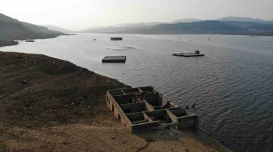 (Özel) Barajla Sular Altinda Kalan Köy Kuraklikla Günyüzüne Çikti