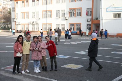 Yüzlerce bina yıkılmıştı: Diyarbakır'da öğrenciler dersbaşı yaptı