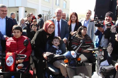 Afyonkarahisar'da 85 Engellinin Artik Akülü Araci Var