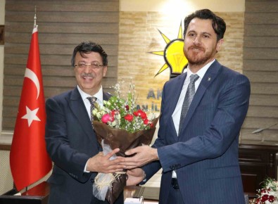 AK Parti'nin Çiçegi Burnunda Van Il Baskanini Tasiyan Uçakta Flap Arizasi