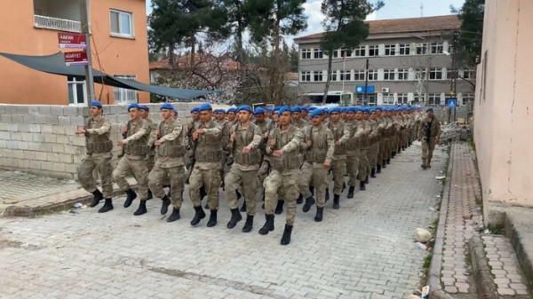 Hatay'da görev yapan 2 bin 700 asker komando marşıyla kentten ayrıldı