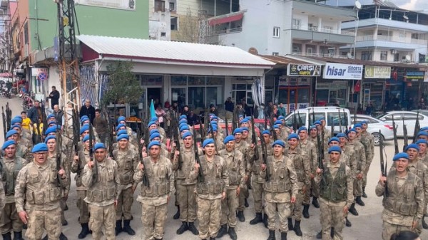 Hatay'da görev yapan 2 bin 700 asker komando marşıyla kentten ayrıldı