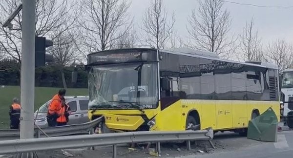 Ticari araç ile çarpışan İETT otobüsü bariyerlere saplandı