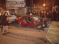 Afyonkarahisar'da 16 Yasindaki Sürücü Park Halindeki Iki Araca Çarpti Açiklamasi 1 Ölü, 4 Yarali