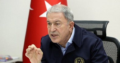 Bakan Akar'dan 'Asker kışladan geç çıktı' iddialarına yanıt: Mehmetçik 05.45'te enkaza hareket etti