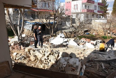 Depremin vurduğu Adıyaman'da fay hattının üzerindeki ev ikiye bölündü