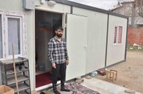 Depremzede Baba, Kizinin Mezarinin Yanindaki Konteynerde Yasamini Sürdürüyor