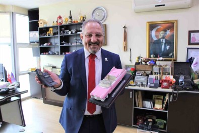 Hatiralara Yolculuk Yaptiran Klasik Model Araba Ve Telefon Koleksiyonu