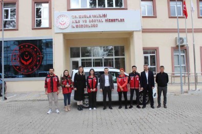 Kirmizi Yelekliler Afet Bölgesindeki Vatandaslarin Yaninda Olmaya Devam Ediyor